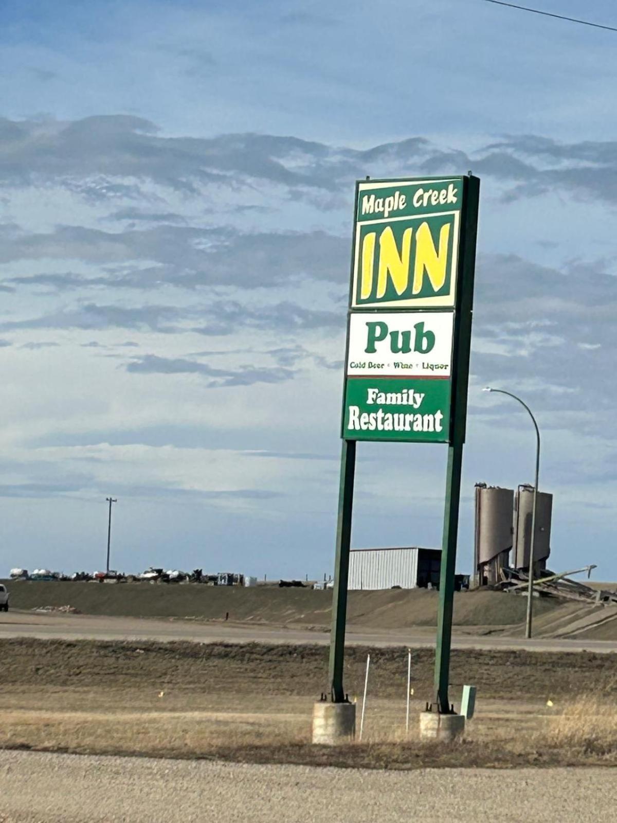 Maple Creek Motor Inn Exterior photo