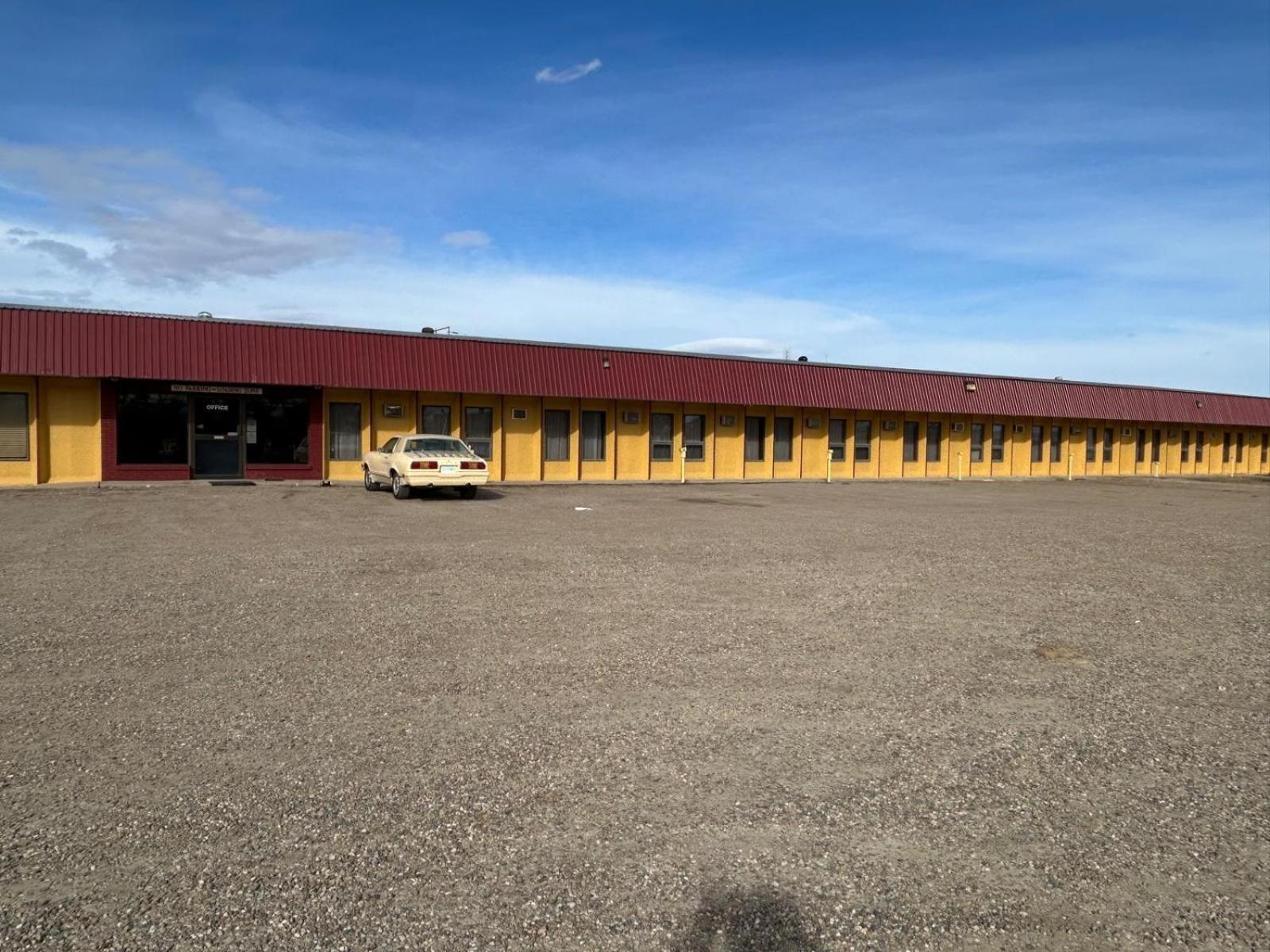 Maple Creek Motor Inn Exterior photo