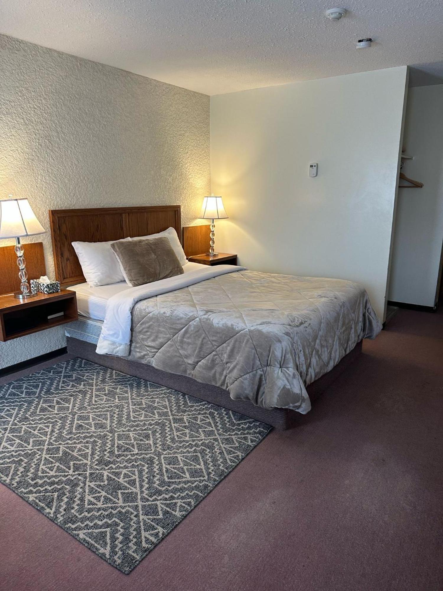 Maple Creek Motor Inn Exterior photo