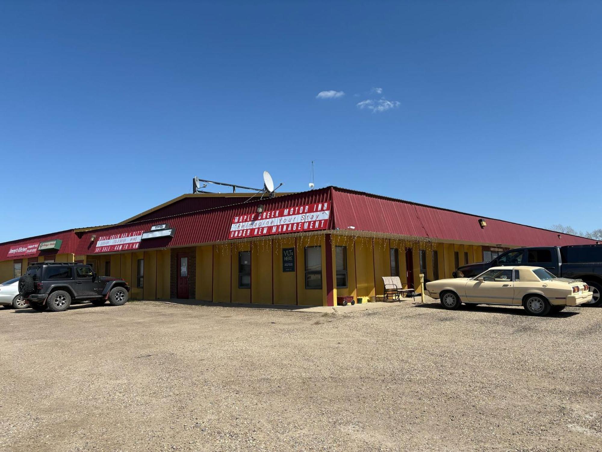 Maple Creek Motor Inn Exterior photo