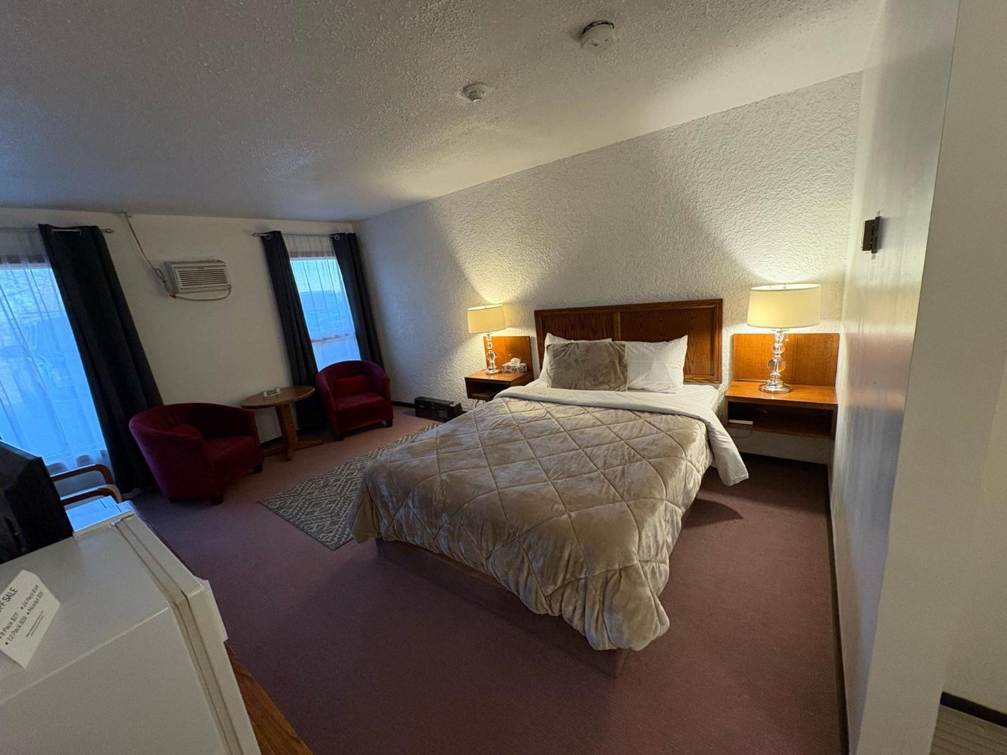 Maple Creek Motor Inn Exterior photo