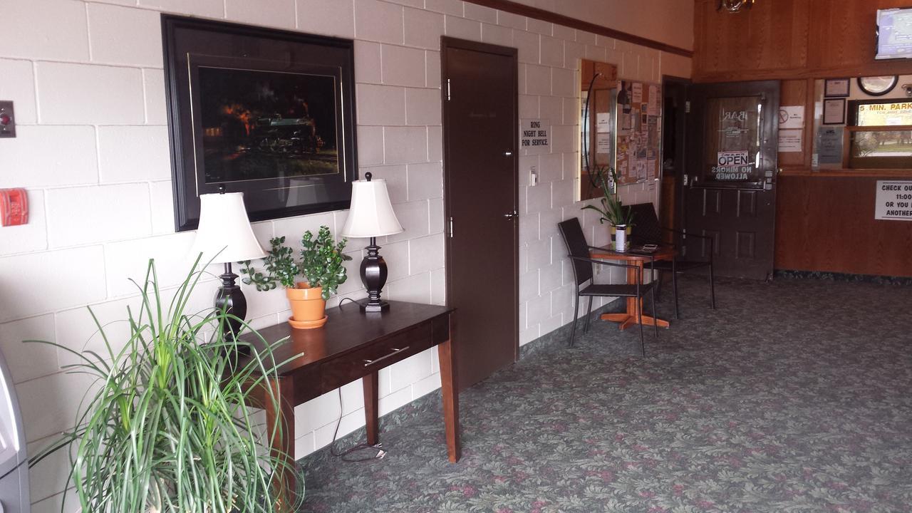 Maple Creek Motor Inn Exterior photo