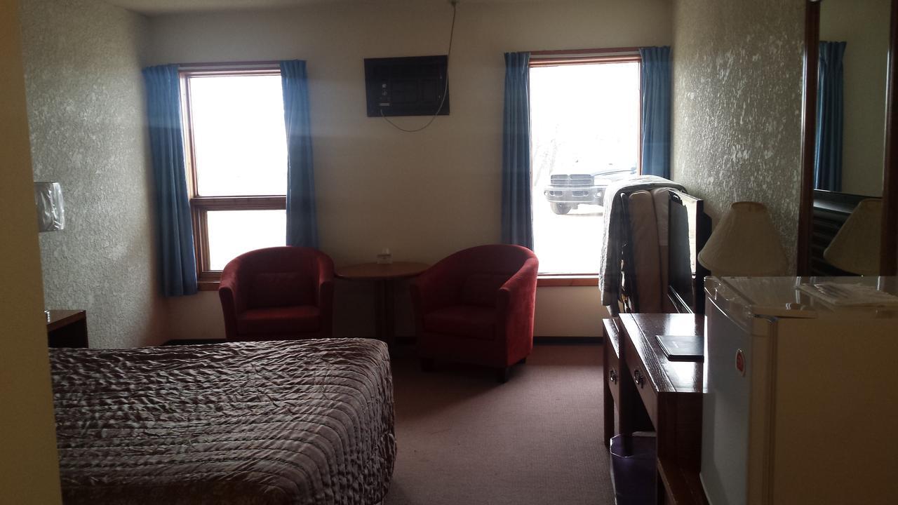 Maple Creek Motor Inn Exterior photo