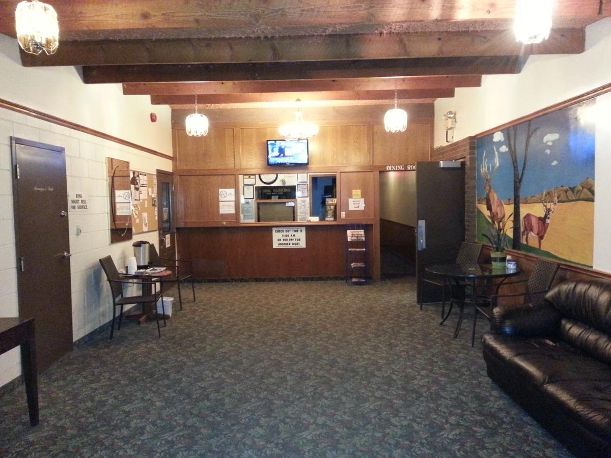 Maple Creek Motor Inn Exterior photo