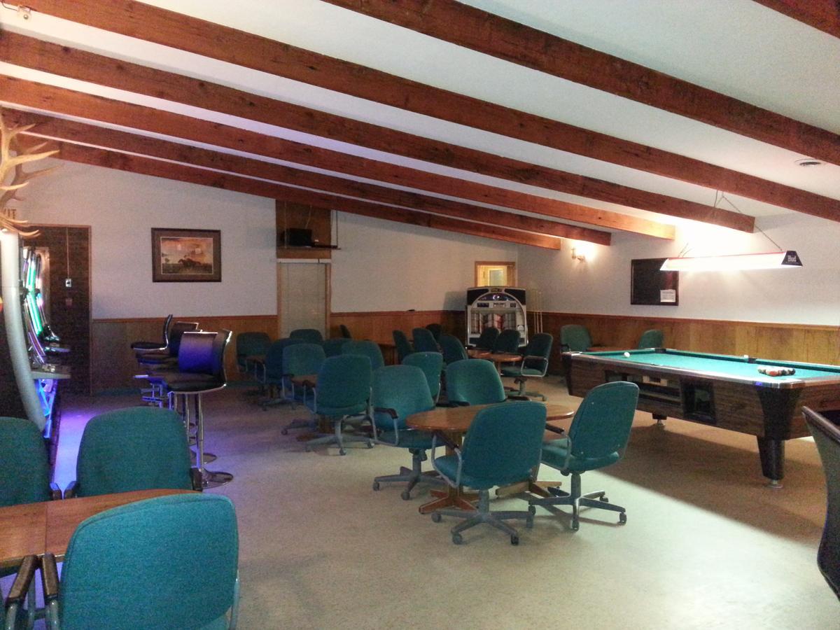 Maple Creek Motor Inn Exterior photo