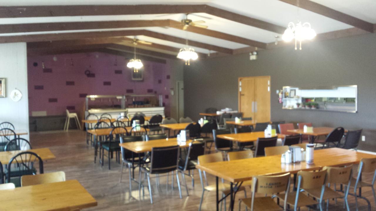 Maple Creek Motor Inn Exterior photo