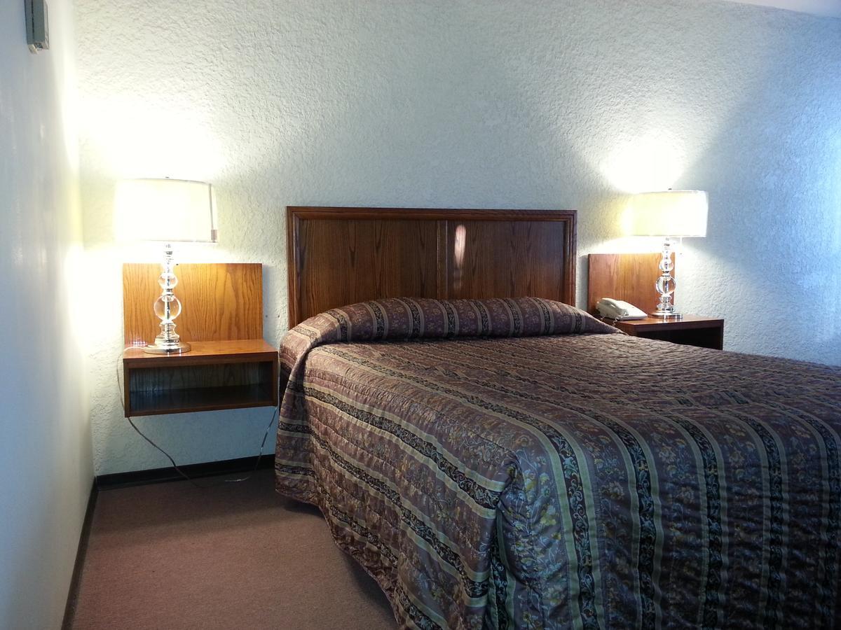 Maple Creek Motor Inn Exterior photo