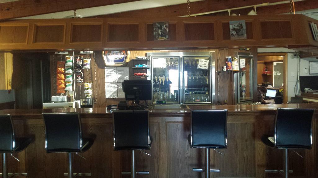 Maple Creek Motor Inn Exterior photo