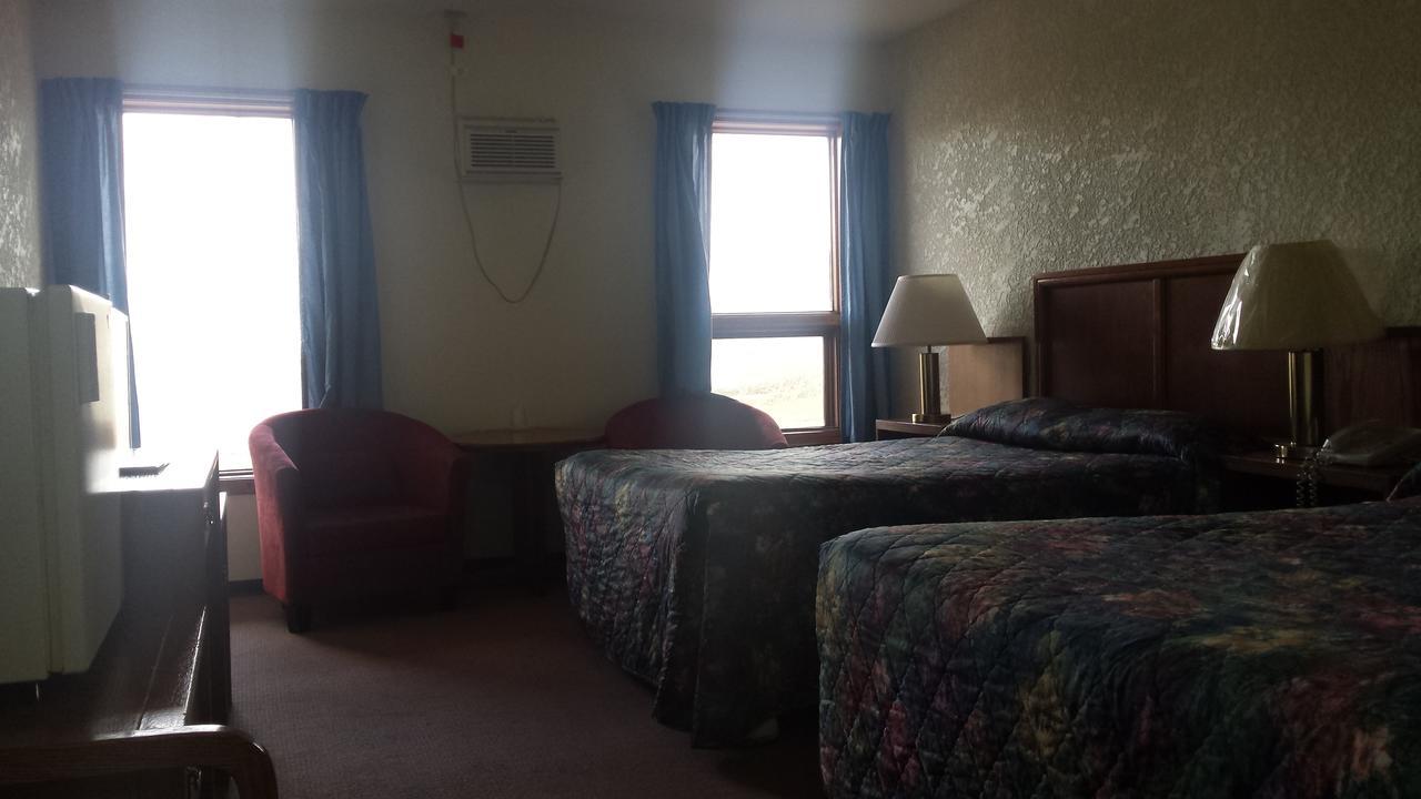 Maple Creek Motor Inn Exterior photo