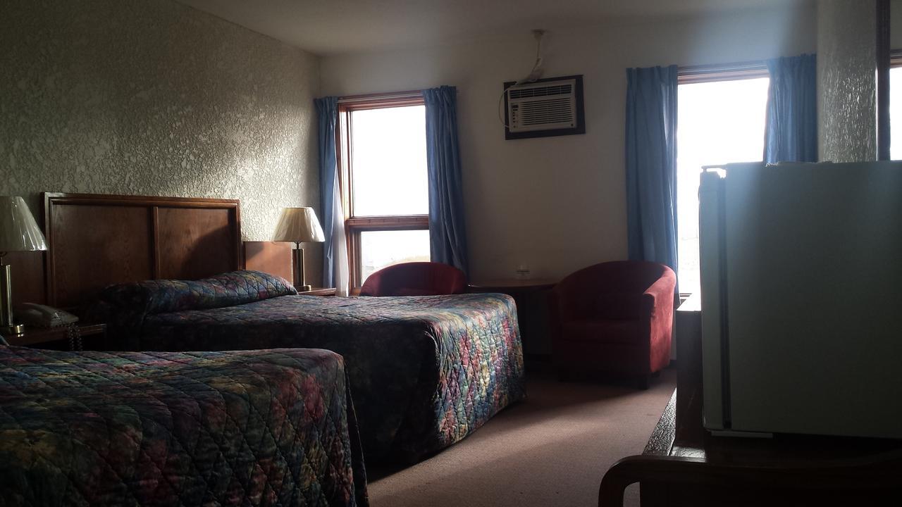 Maple Creek Motor Inn Exterior photo