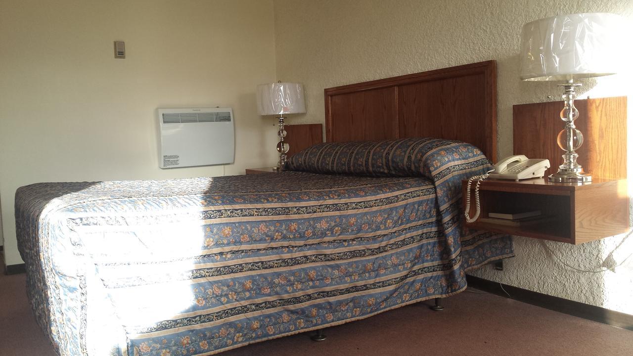 Maple Creek Motor Inn Exterior photo