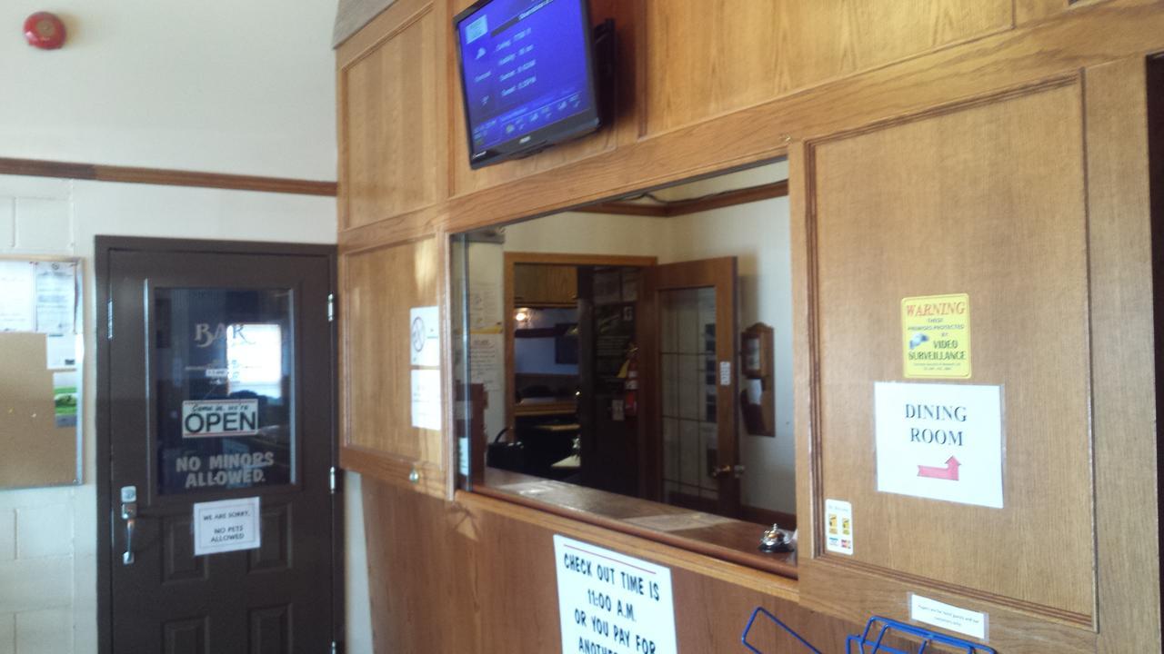 Maple Creek Motor Inn Exterior photo
